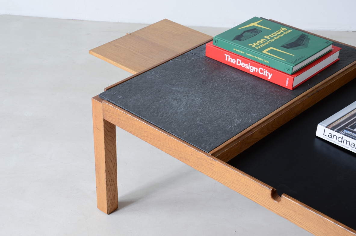 Tavolo basso con piano in legno e ardesia, uno scomparto sotto al piano centrale in legno e due tiretti a lato.  Manifattura italiana anni 60.