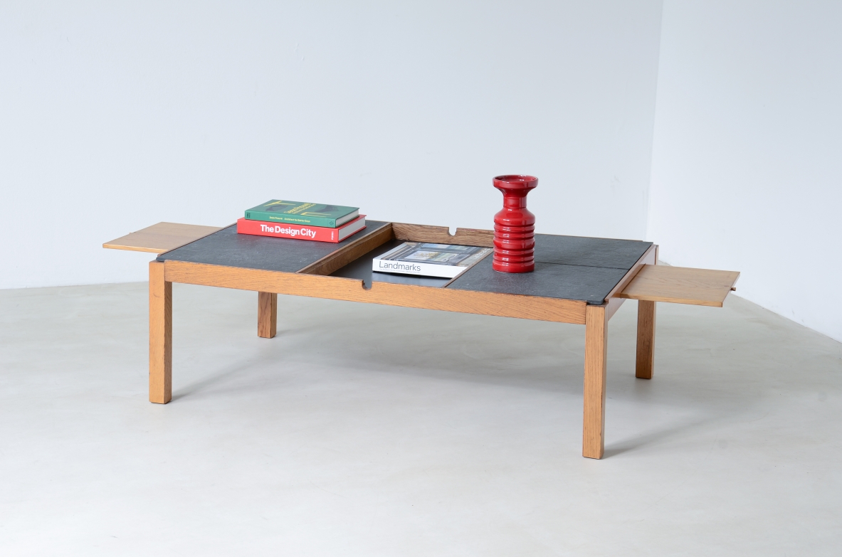 Tavolo basso con piano in legno e ardesia, uno scomparto sotto al piano centrale in legno e due tiretti a lato.  Manifattura italiana anni 60.