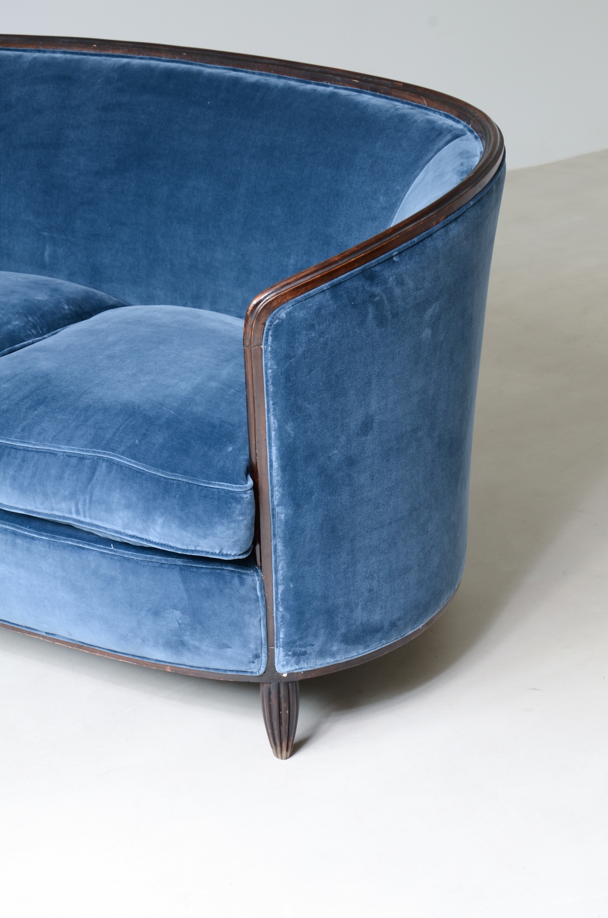 Splendid two-seater curved sofa.  Italian manufacture, Turin, around 1930.