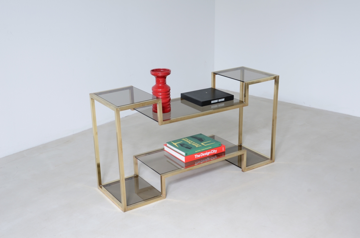 Romeo Rega (1904-1968)  Piccola console con struttura in ottone quadrata e piani in vetro brunito.  Manifattura italiana, 1970ca.