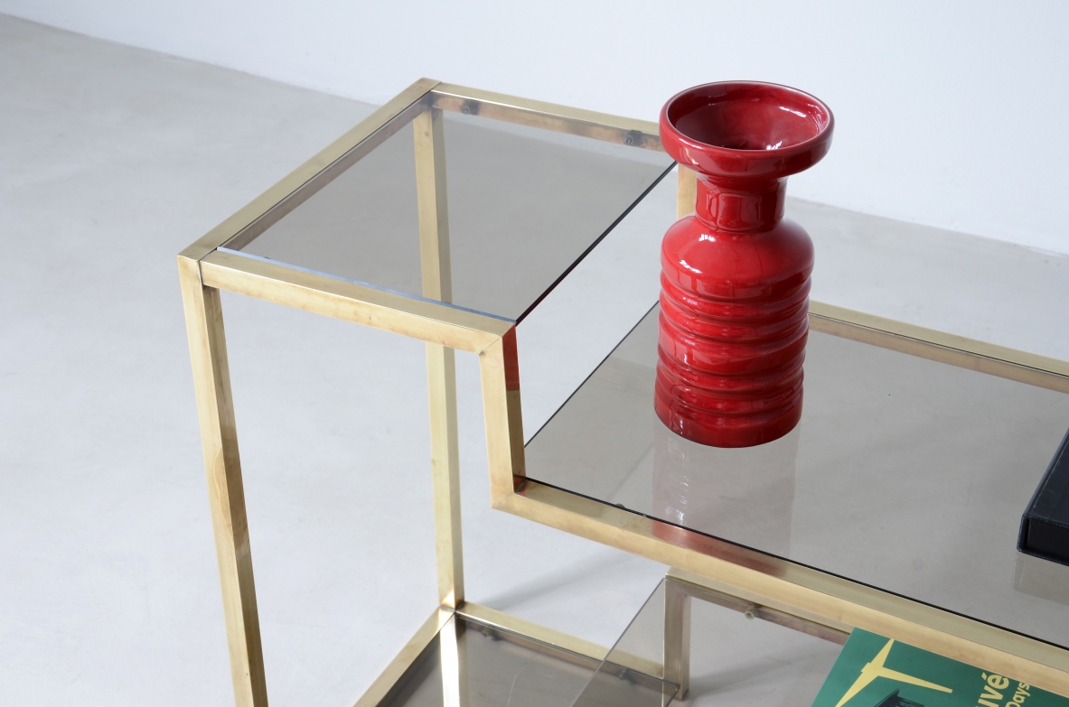Romeo Rega (1904-1968)  Piccola console con struttura in ottone quadrata e piani in vetro brunito.  Manifattura italiana, 1970ca.