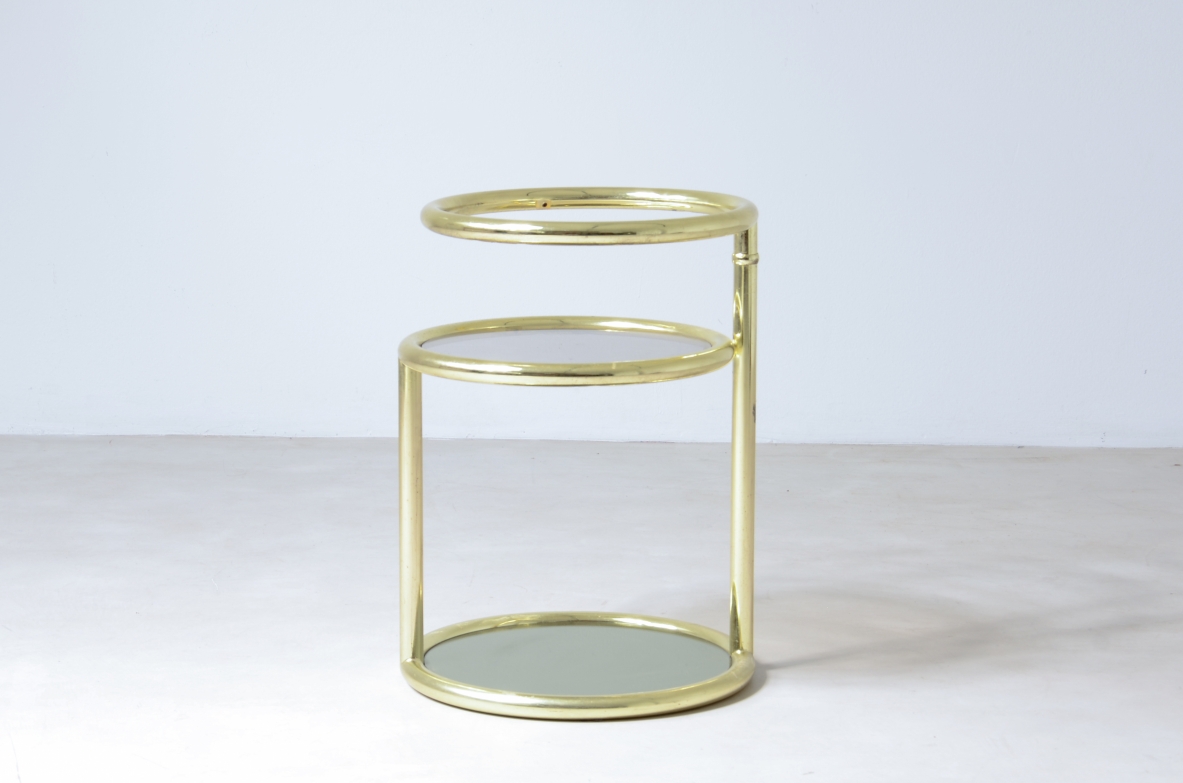 Tavolino in ottone a due piani con vetro fumè e specchio.  Manifattura italiana anni'60/'70