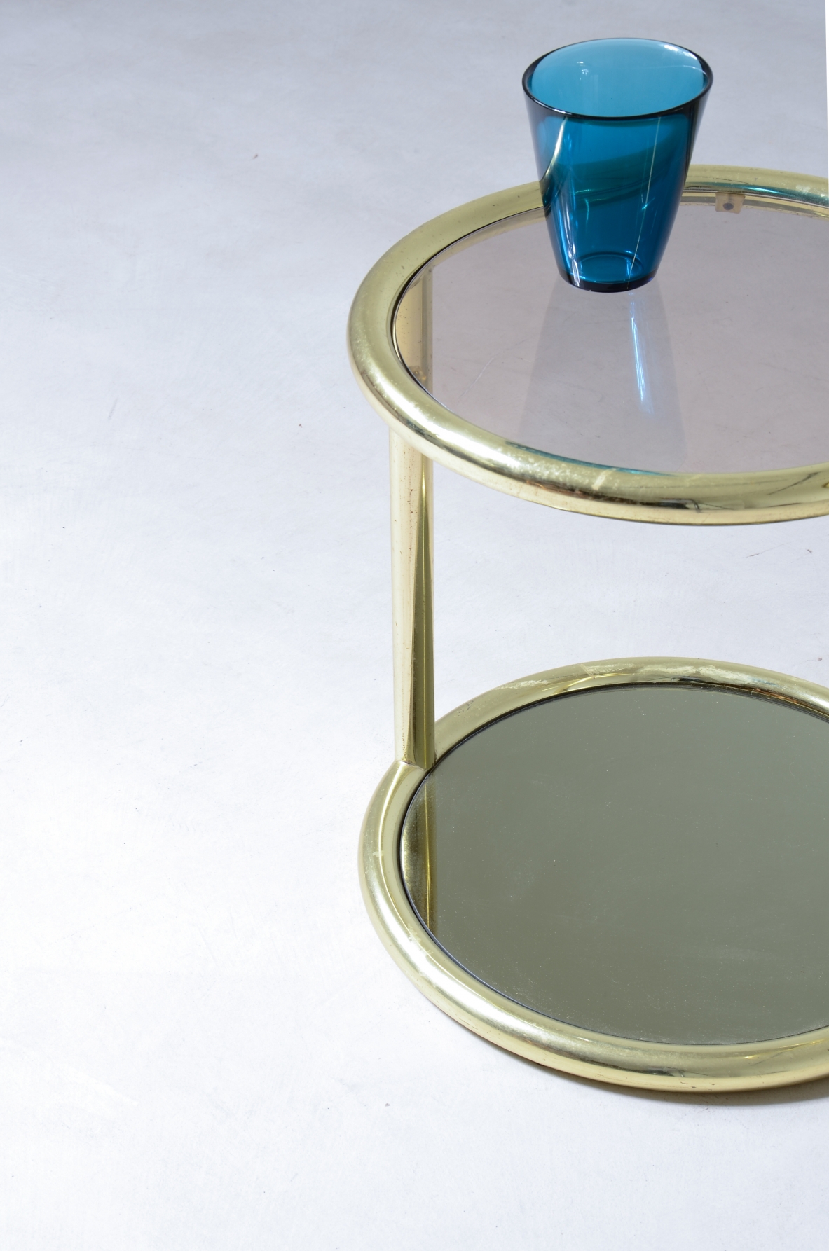 Tavolino in ottone a due piani con vetro fumè e specchio.  Manifattura italiana anni'60/'70