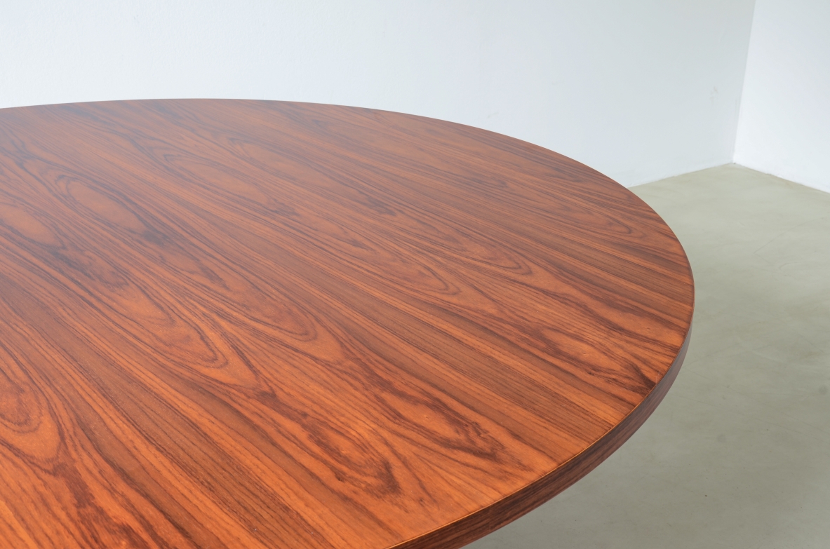 Grande tavolo con base in metallo cromato e piano in legno. I  Manifattura italiana, 1960ca.