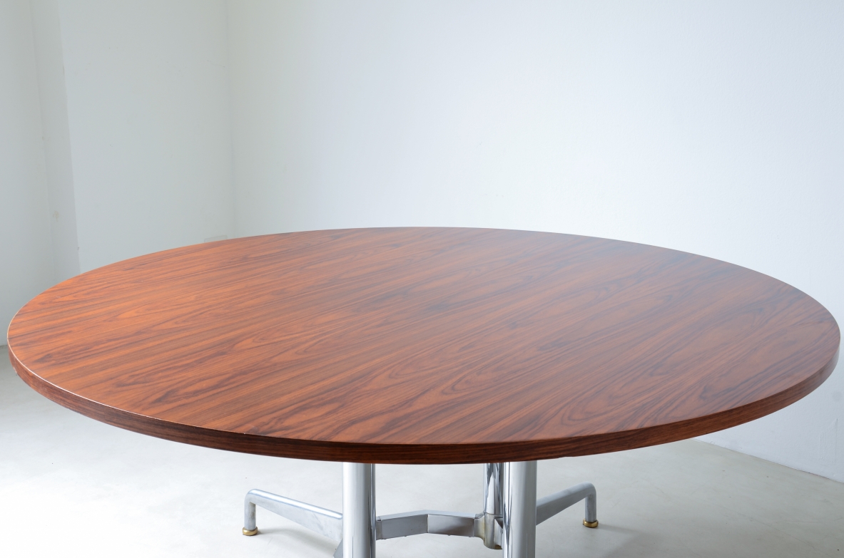 Grande tavolo con base in metallo cromato e piano in legno. I  Manifattura italiana, 1960ca.