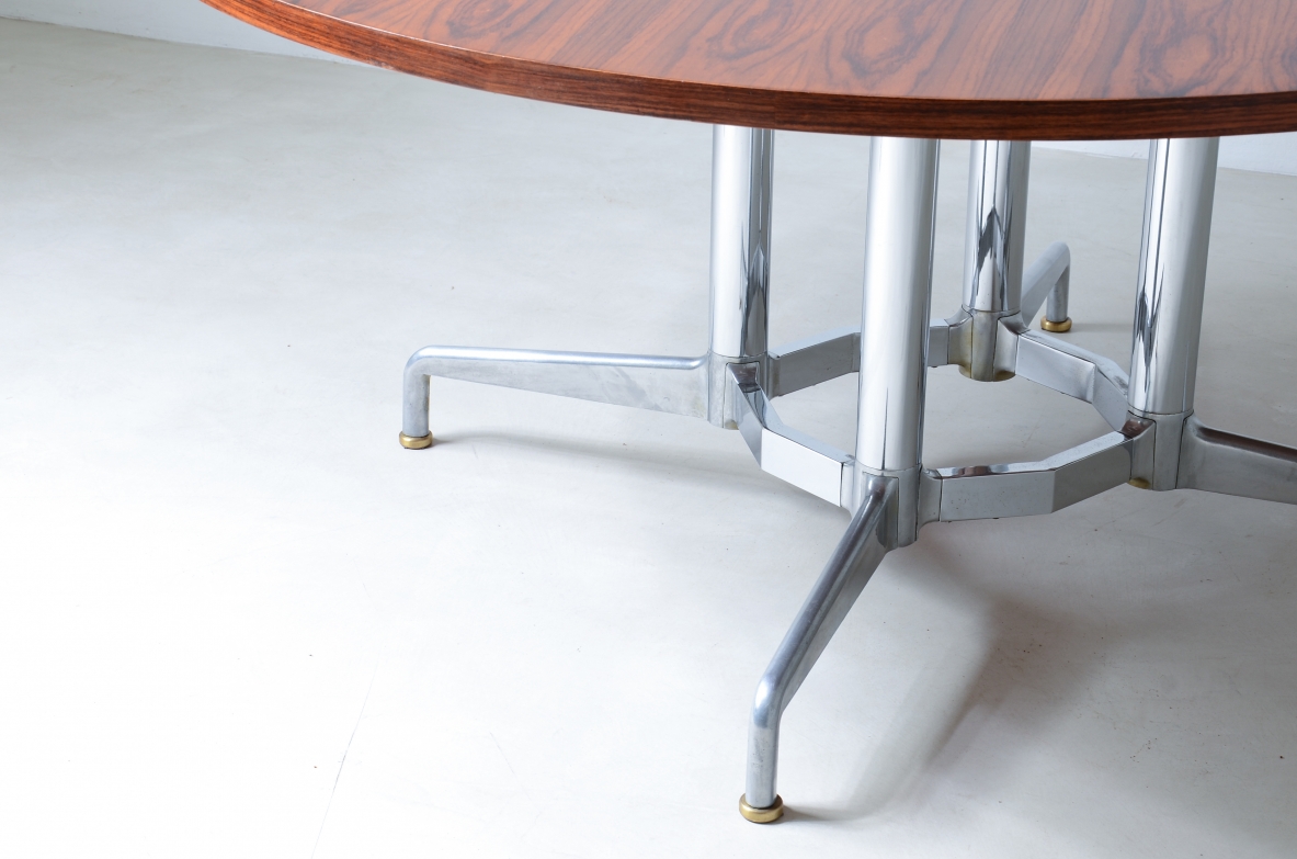 Grande tavolo con base in metallo cromato e piano in legno. I  Manifattura italiana, 1960ca.