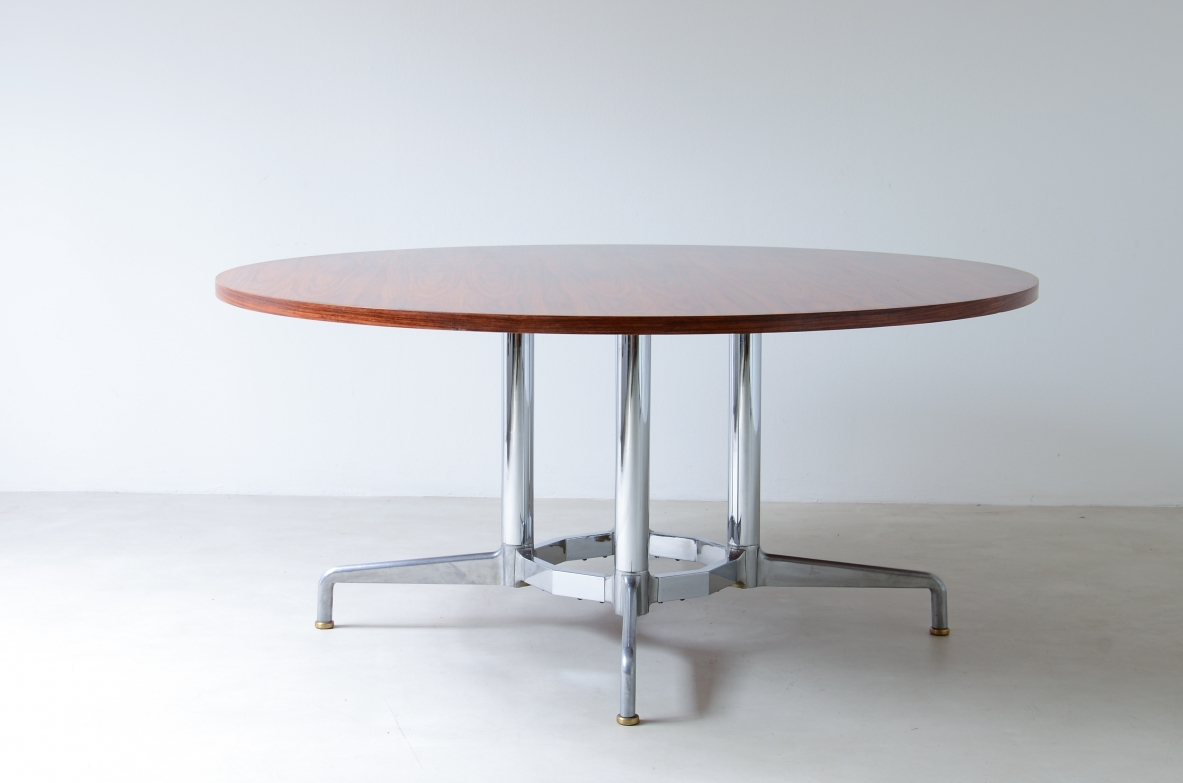 Grande tavolo con base in metallo cromato e piano in legno. I  Manifattura italiana, 1960ca.