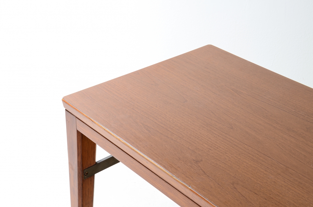 Gio Ponti Elegante scrivania in rovere disegnata da Gio Ponti per la Banca Nazionale del Lavoro. Gambe leggermente curvate unite da un distanziale in ottone, tre cassetti con fronte sagomato.