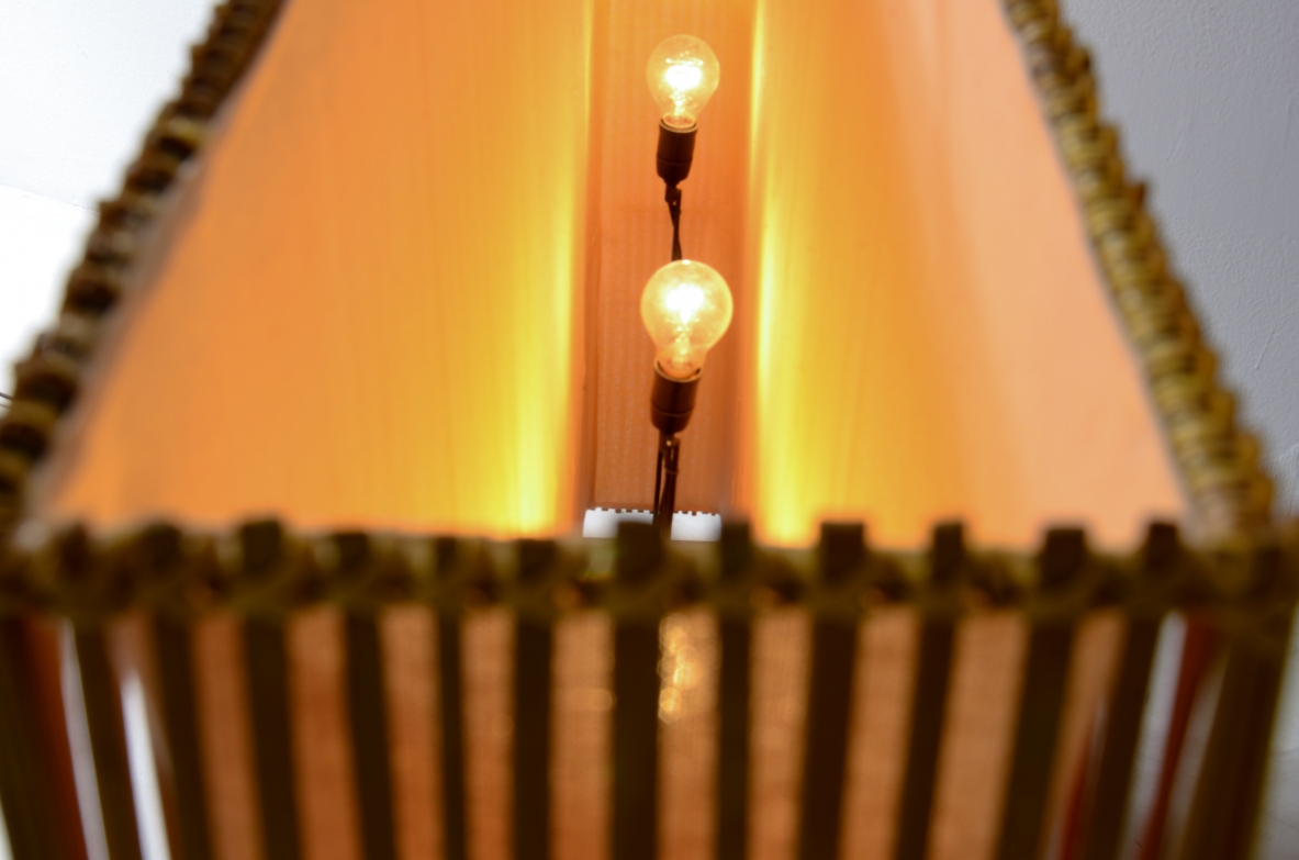 Lampada a pannelli di legno di bambu intrecciato e struttura in ferro.  Manifattura anni '60 Dalvera, Brescia