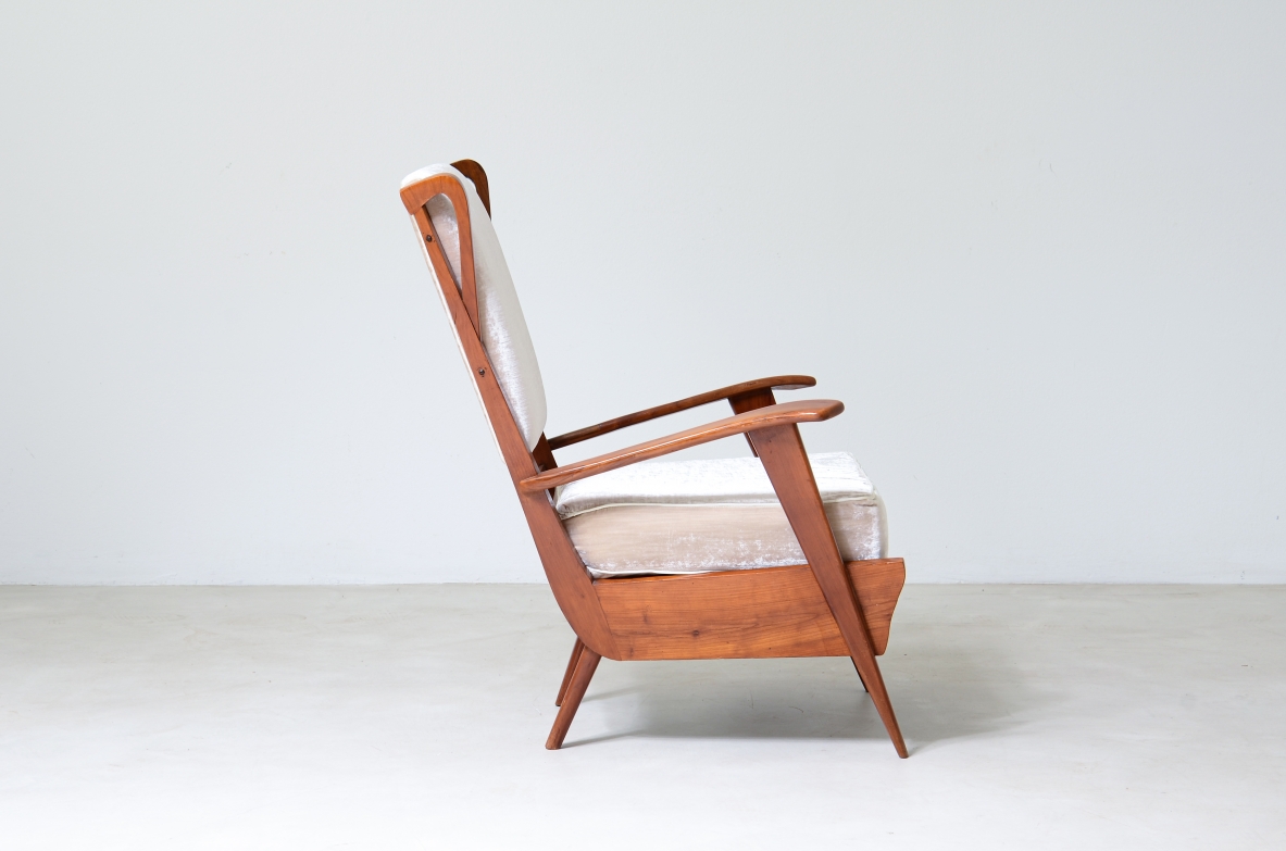 Modernist reading armchair with oak structure in the style of Gio Ponti. Italian manufacture, 1950's.
