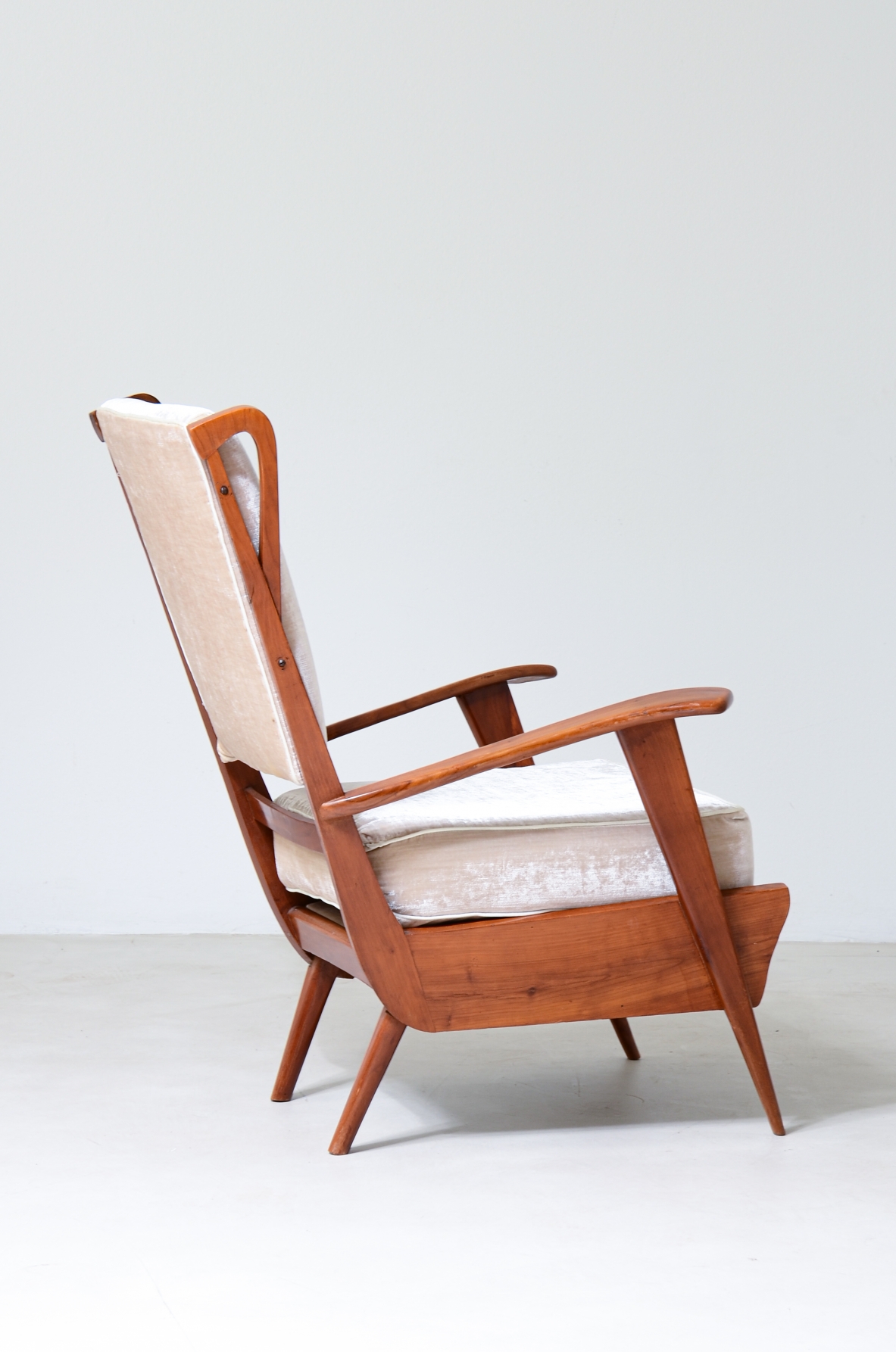 Modernist reading armchair with oak structure in the style of Gio Ponti. Italian manufacture, 1950's.