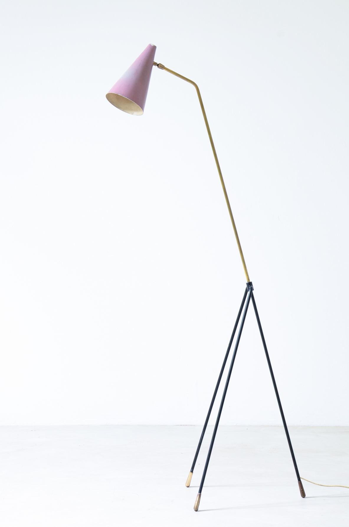lampada da lettura in metallo curvato con finali in ottone tornito nello stile di Gino Sarfatti, manifattura italiana