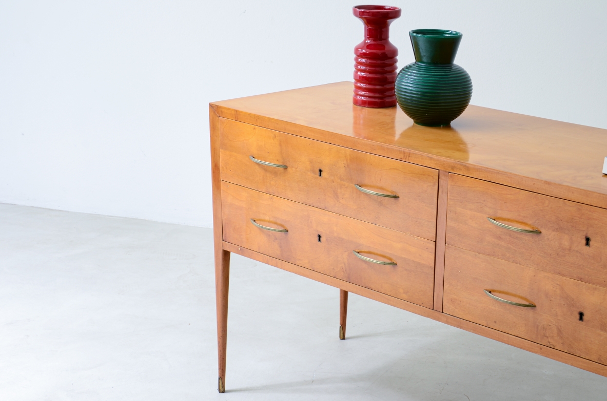 Chest of drawers in blond maple with four drawers, brass handles and tips. Italian manufacture, 1950's