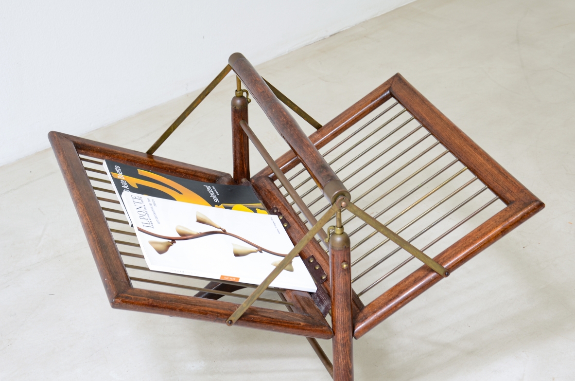 Portariviste a libro in legno, ottone e pelle.   Manifattura italiana 1950 ca.