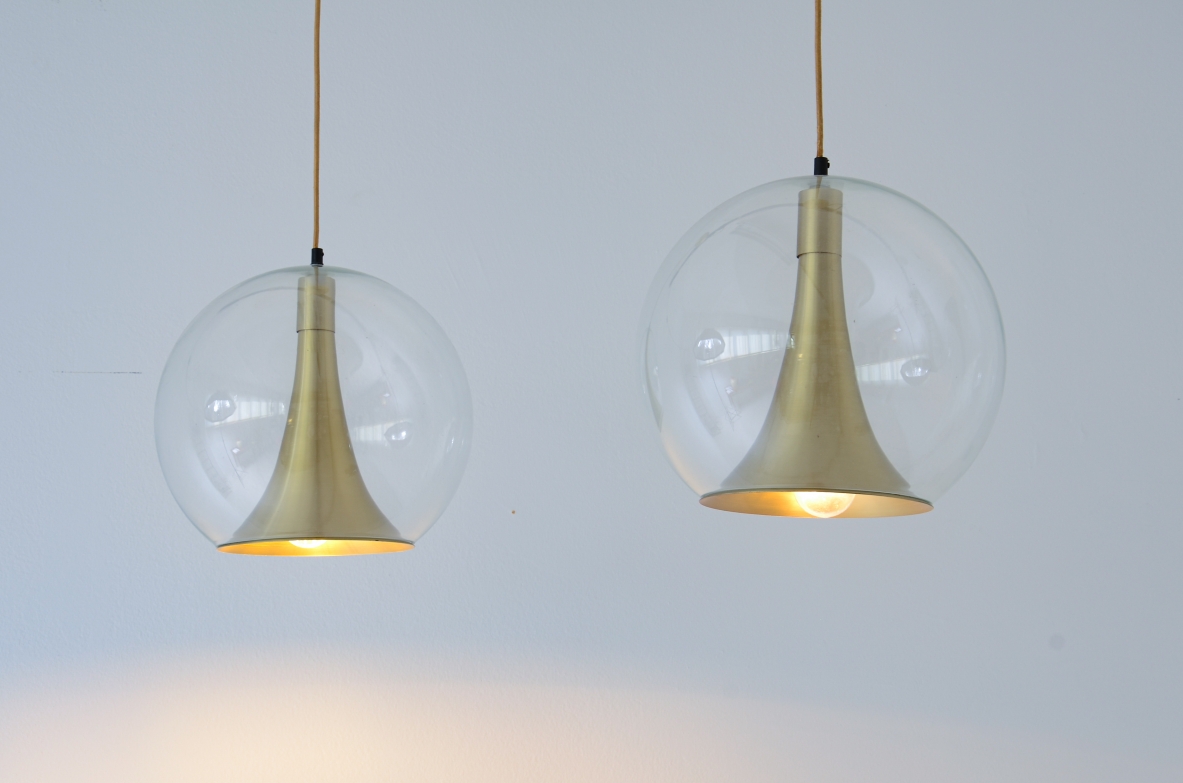 Quattro lampade a sfera direzionali realizzate in vetro soffiato e coni in ottone.  Manifattura muranese, 1960 ca.