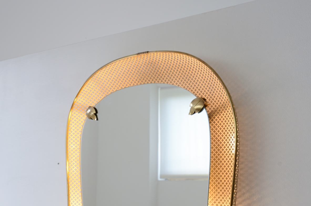Grande specchiera retro illuminata in rete di metallo. Specchio molato.  Manifattura italiana primi anni '50