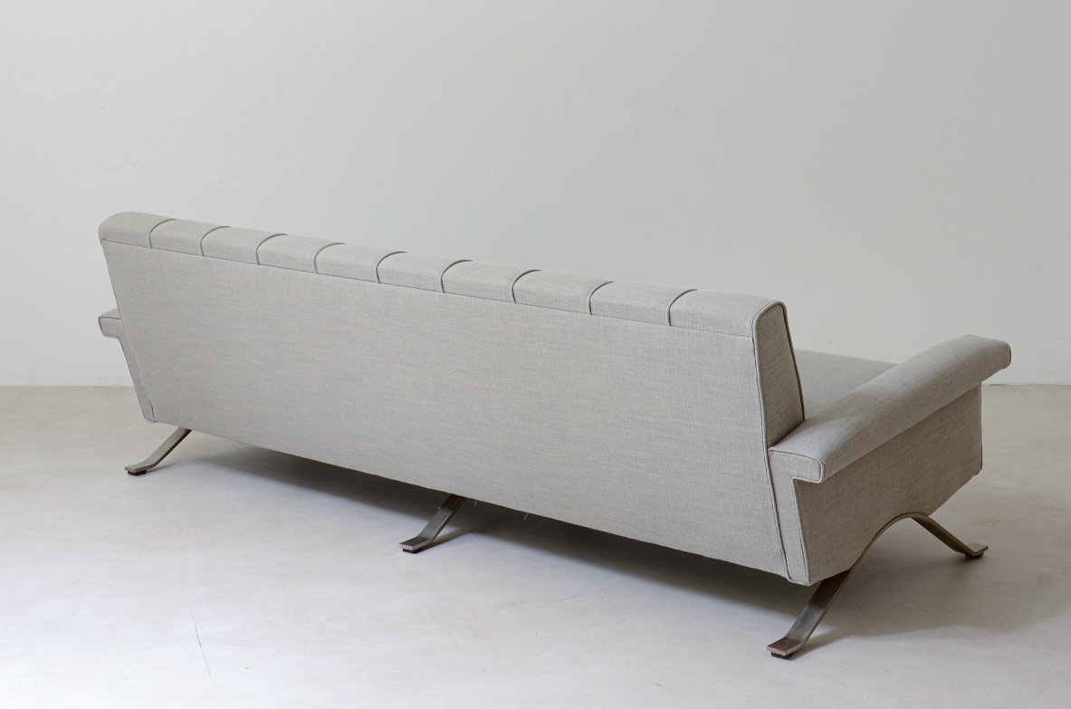 Ico Parisi (1916-1996) Raro divano modello 875 in acciaio e tessuto imbottito. Produzione Cassina 1960.