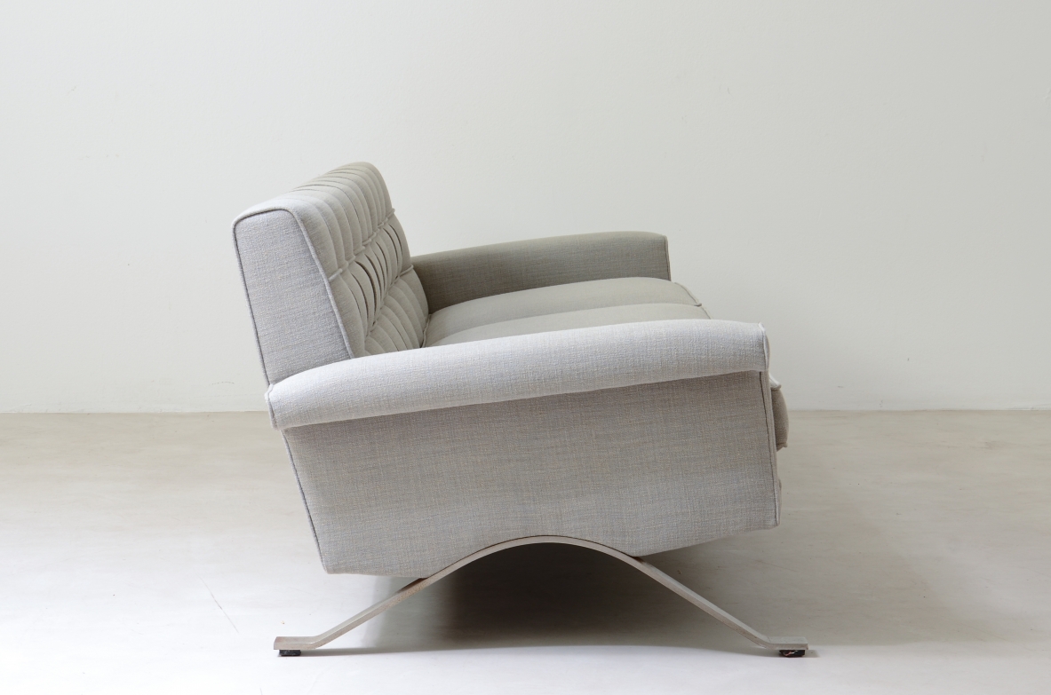 Ico Parisi (1916-1996) Raro divano modello 875 in acciaio e tessuto imbottito. Produzione Cassina 1960.
