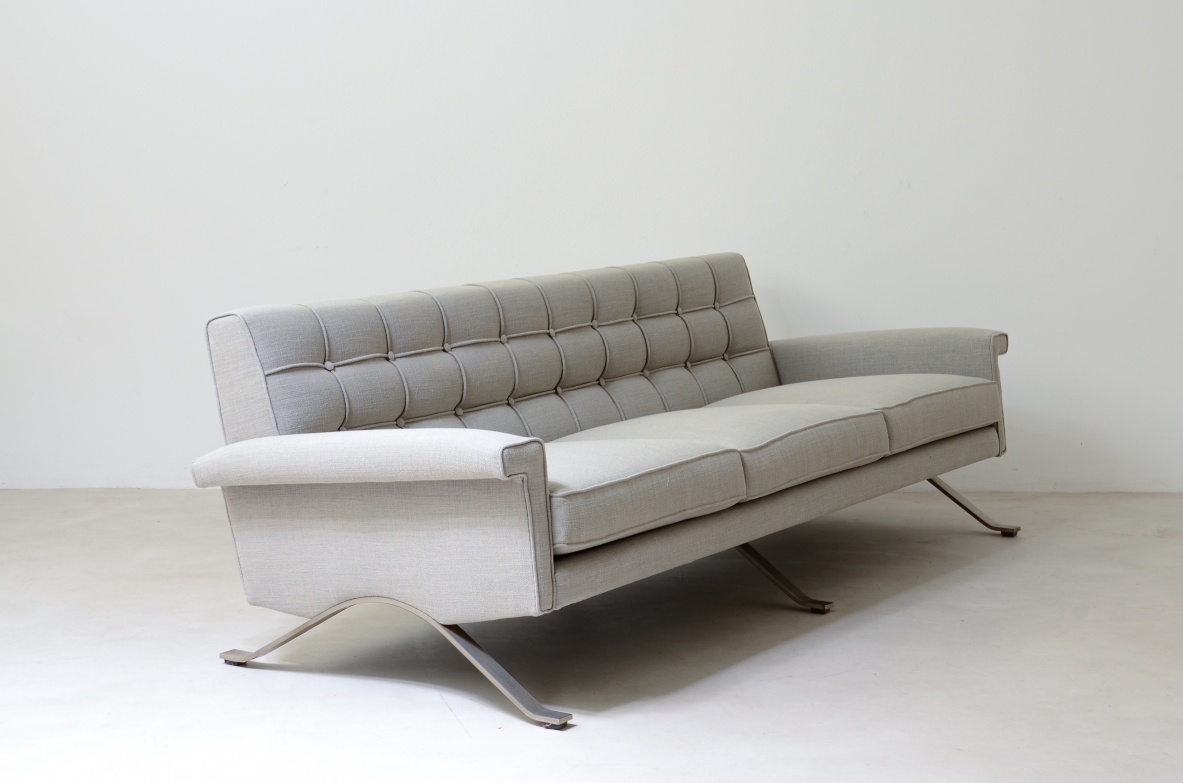 Ico Parisi (1916-1996) Raro divano modello 875 in acciaio e tessuto imbottito. Produzione Cassina 1960.