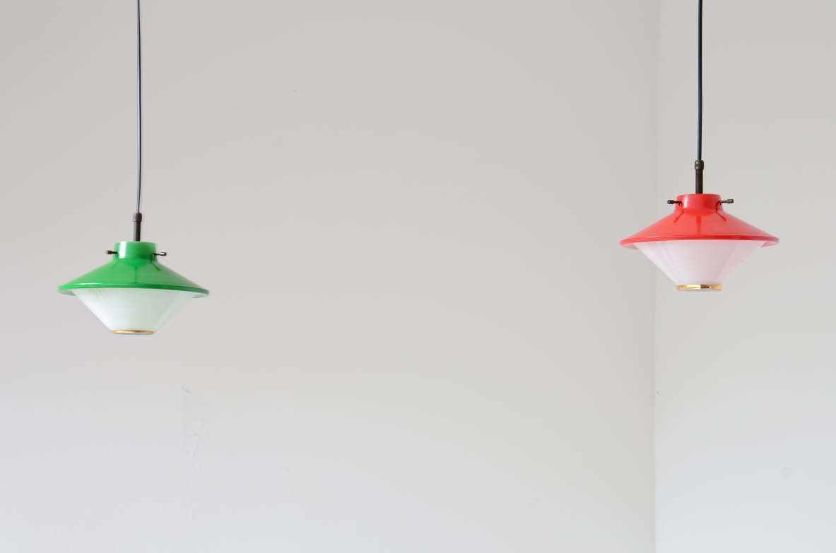 3 piccole lampade da soffitto in vetro stampato e colorato con dettagli in ottone.  Manifattura italiana, 1950.