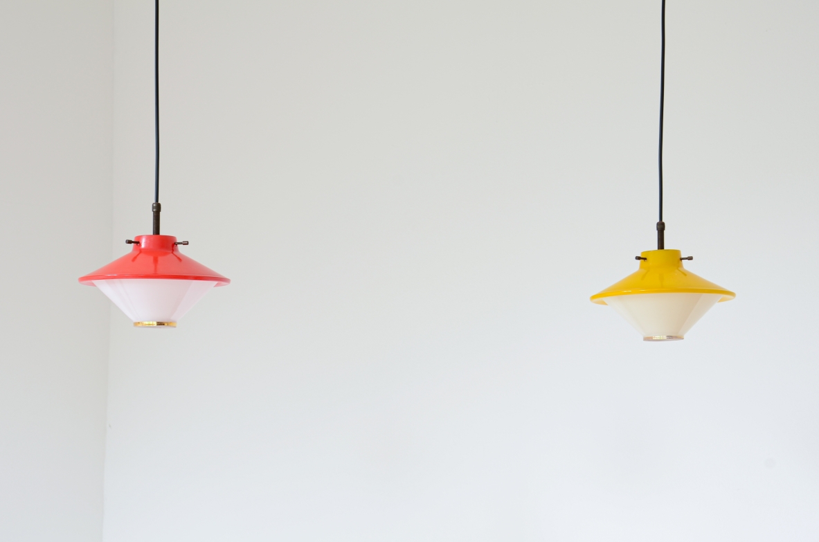 3 piccole lampade da soffitto in vetro stampato e colorato con dettagli in ottone.  Manifattura italiana, 1950.