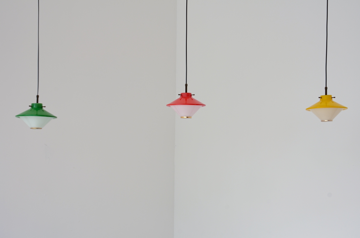 3 piccole lampade da soffitto in vetro stampato e colorato con dettagli in ottone.  Manifattura italiana, 1950.