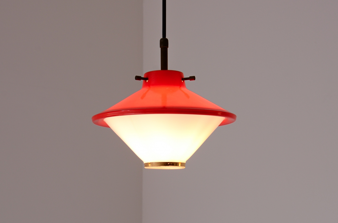 3 piccole lampade da soffitto in vetro stampato e colorato con dettagli in ottone.  Manifattura italiana, 1950.