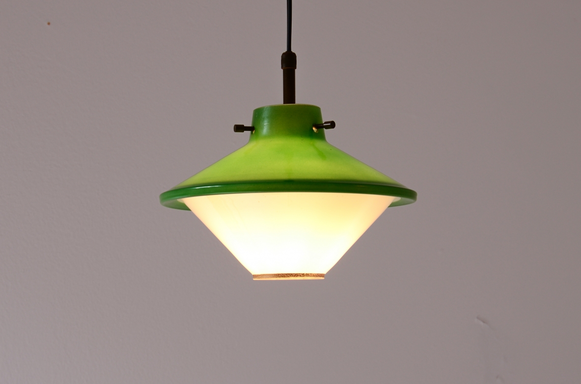 3 piccole lampade da soffitto in vetro stampato e colorato con dettagli in ottone.  Manifattura italiana, 1950.