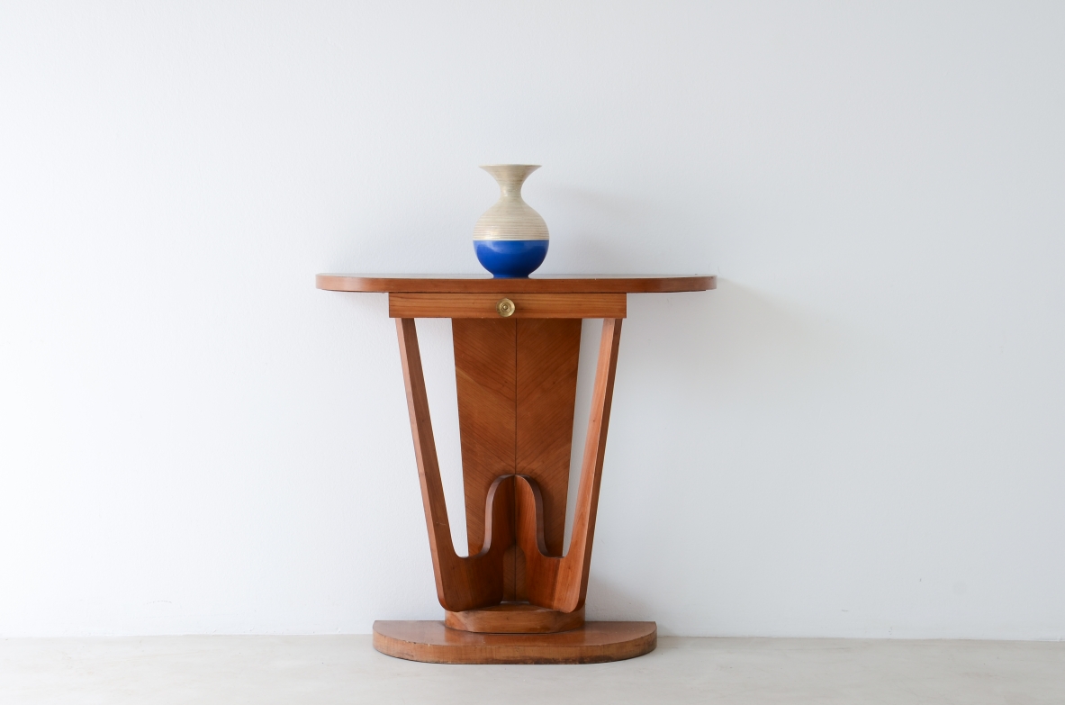 Piccola console in ciliegio con fronte in legno curvato e cassetto  Manifattura italiana anni '40