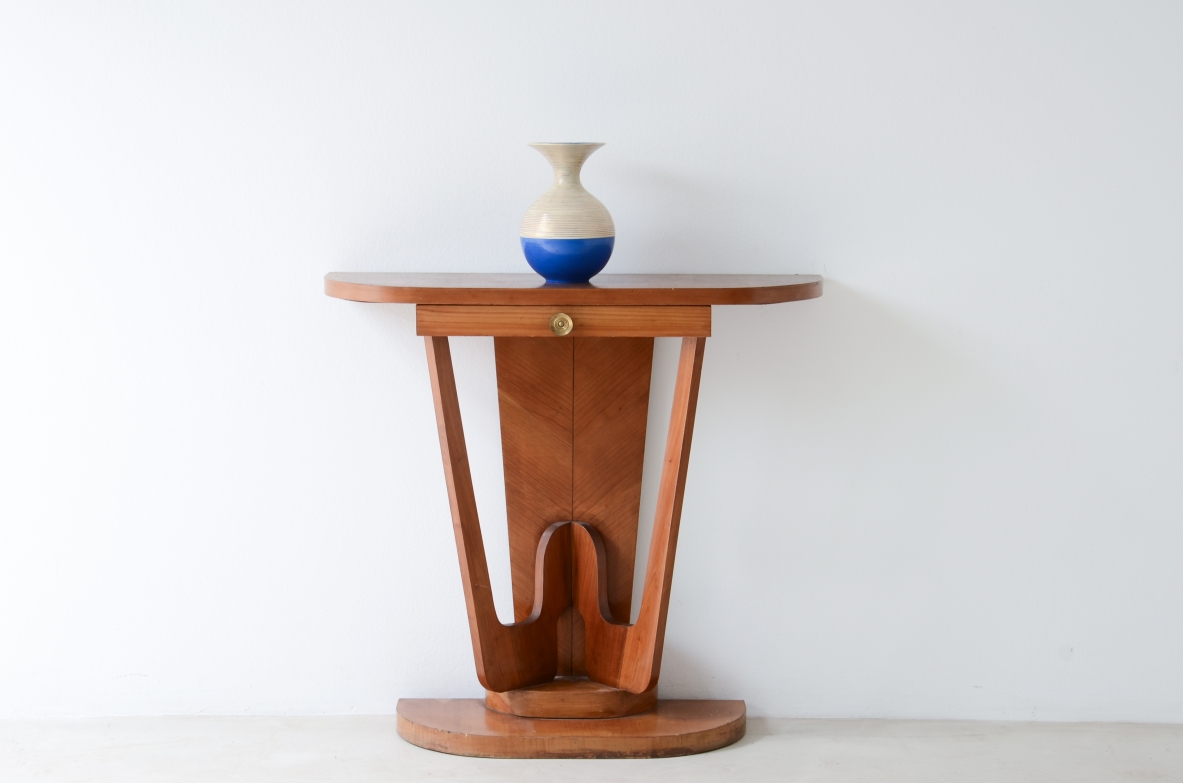 Piccola console in ciliegio con fronte in legno curvato e cassetto  Manifattura italiana anni '40