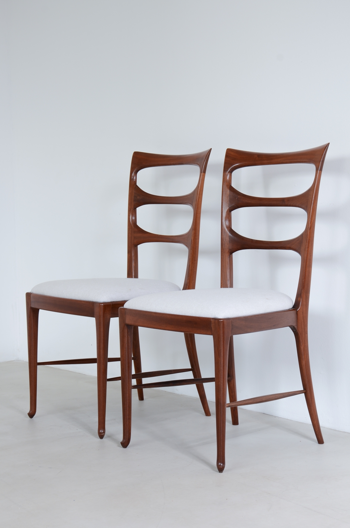 Paolo Buffa (1903-1970)  Sei eleganti sedie in noce 1938.