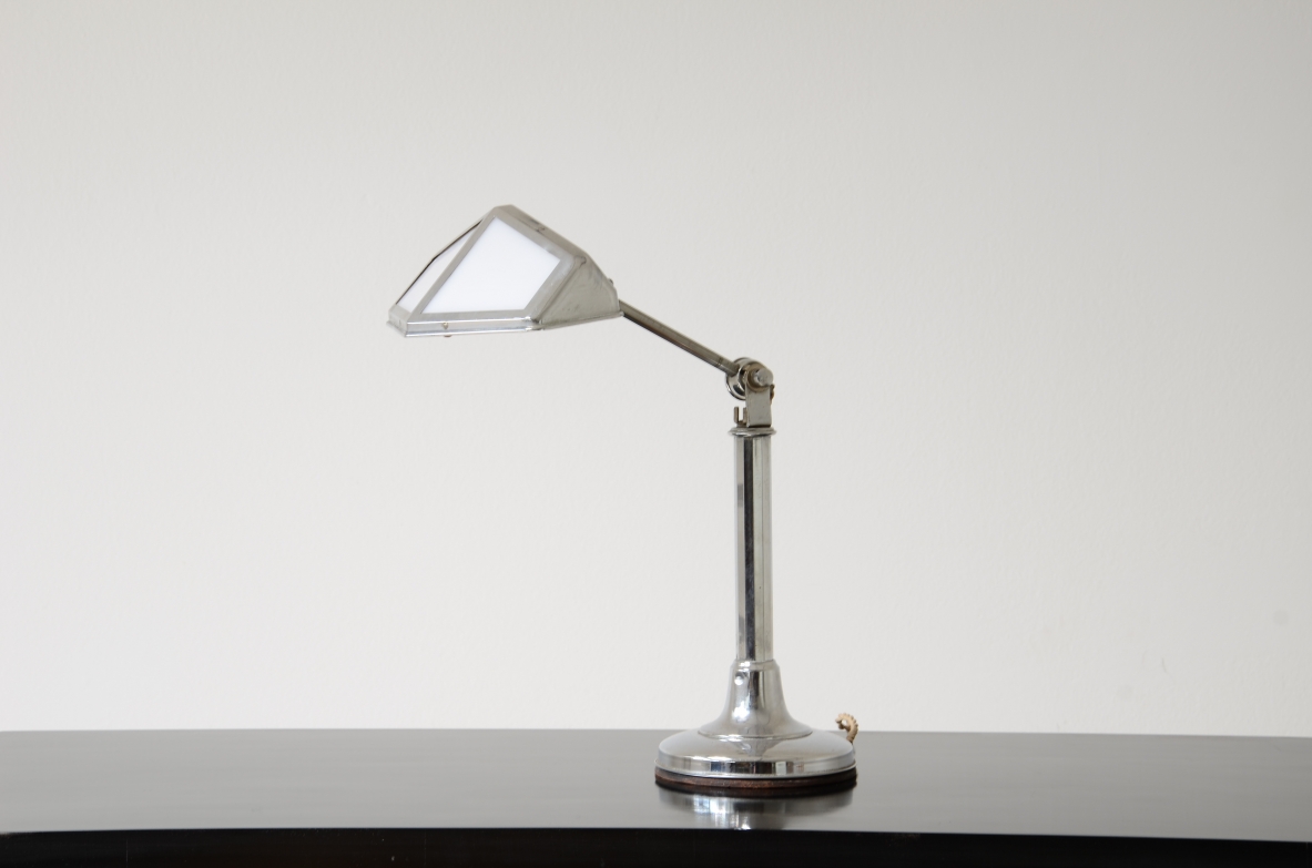 Lampada da tavolo in metallo cromato e vetro opalino.