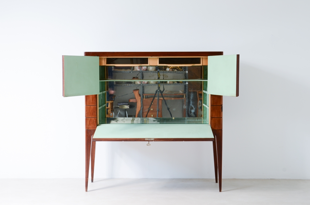 Paolo Buffa , mobile bar in noce con fronte intarsiato in acero, interni in metallo laccato.