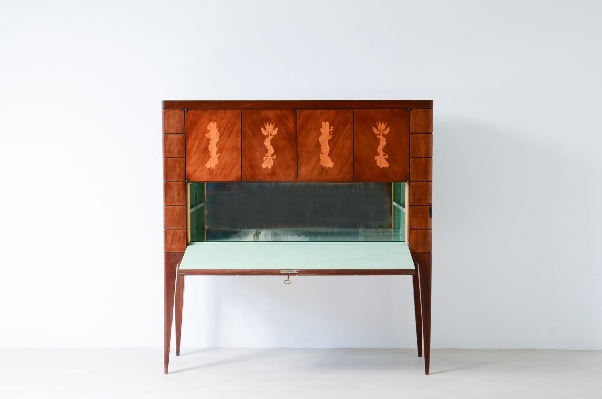 Paolo Buffa , mobile bar in noce con fronte intarsiato in acero, interni in metallo laccato.