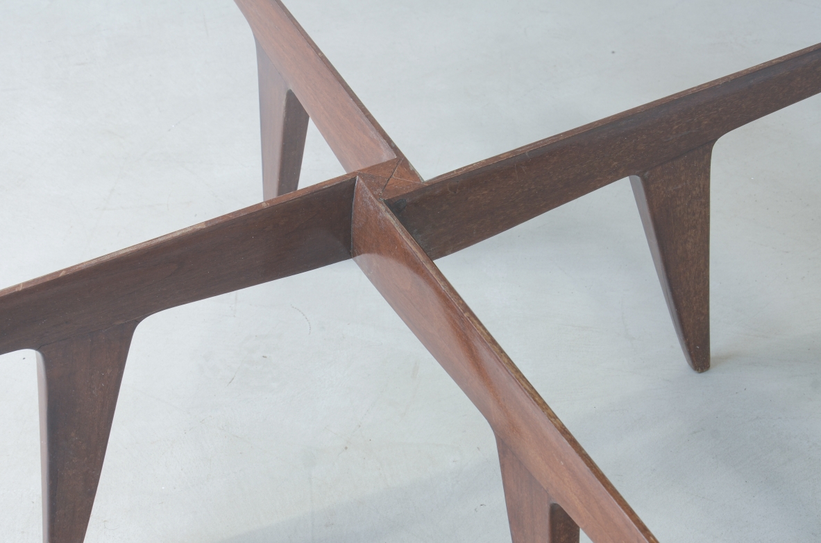 Gio Ponti  tavolino in legno a quattro razze incrociate con piano in cristallo.  Manifattura anni 50.