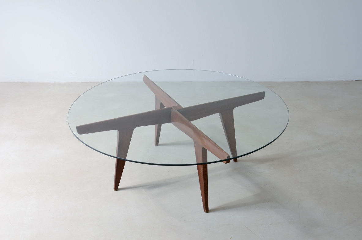 Gio Ponti  tavolino in legno a quattro razze incrociate con piano in cristallo.  Manifattura anni 50.