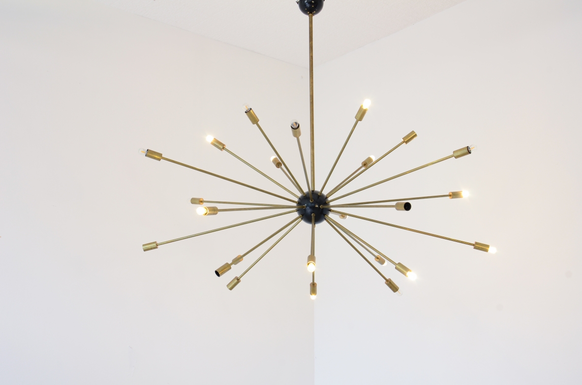 Grande lampadario modello Sputnik a 24 luci, ottone e metallo verniciato.  Manifattura italiana.