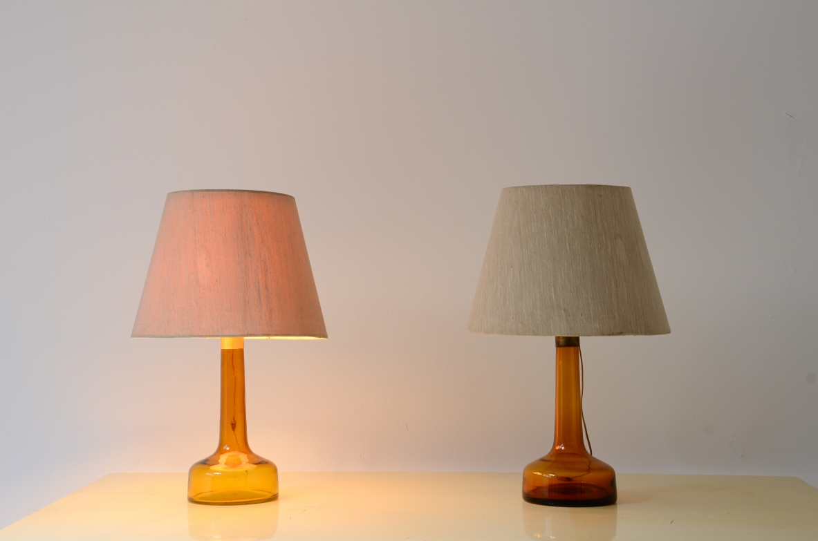 Coppia di lampade in vetro colorato con finale in ottone e cappello in tessuto con disco in perplex.