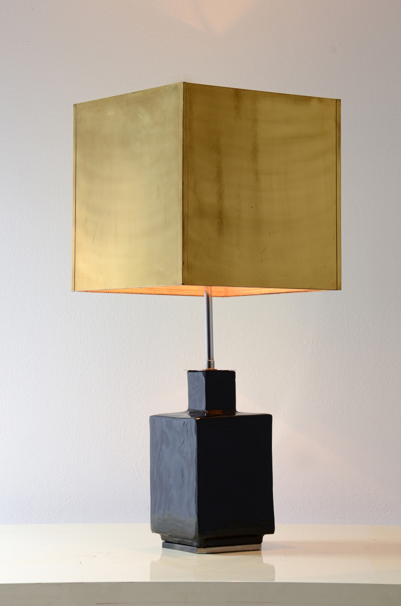Willy Rizzo Grande lampada da tavolo con base in ceramica smaltata e cappello in ottone 1970