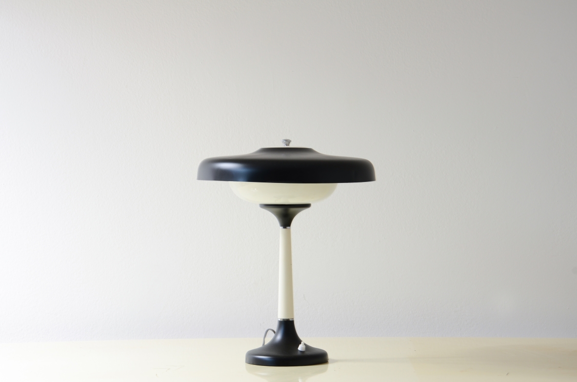 Lampada da tavolo in metallo e vetro, anni '50.