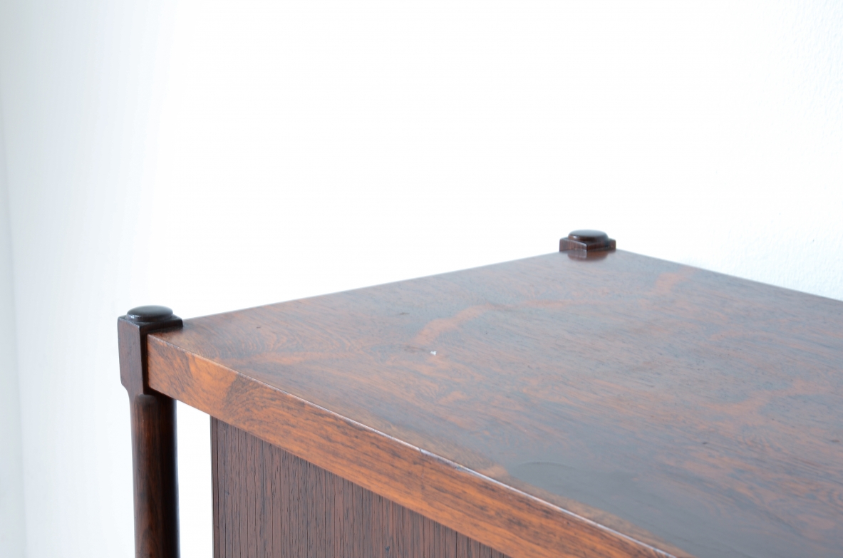 Fratelli Proserpio  Elegante mobile contenitore con 4 ante scorrevoli in legno cannettato.