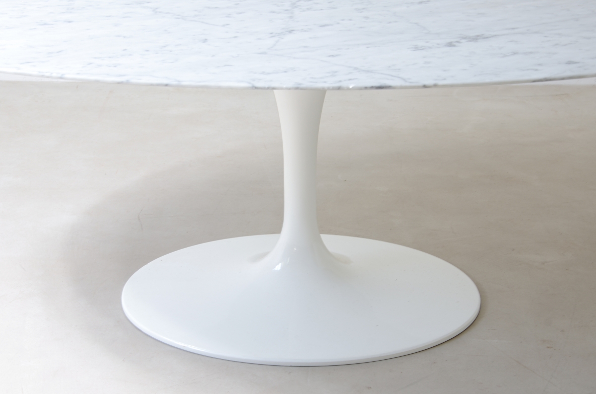 Saarinen Tulip Knoll Oval Table, original Saarinen design base in aluminum