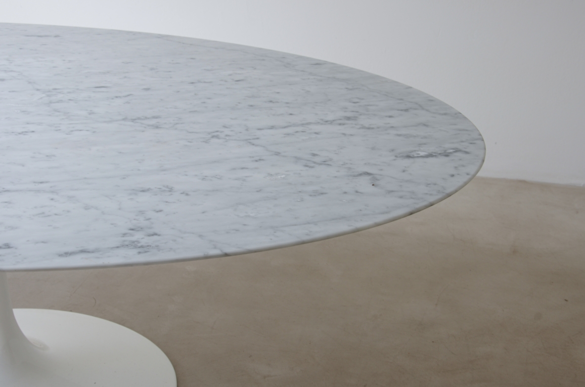 Saarinen Tulip Knoll Oval Table, original Saarinen design base in aluminum