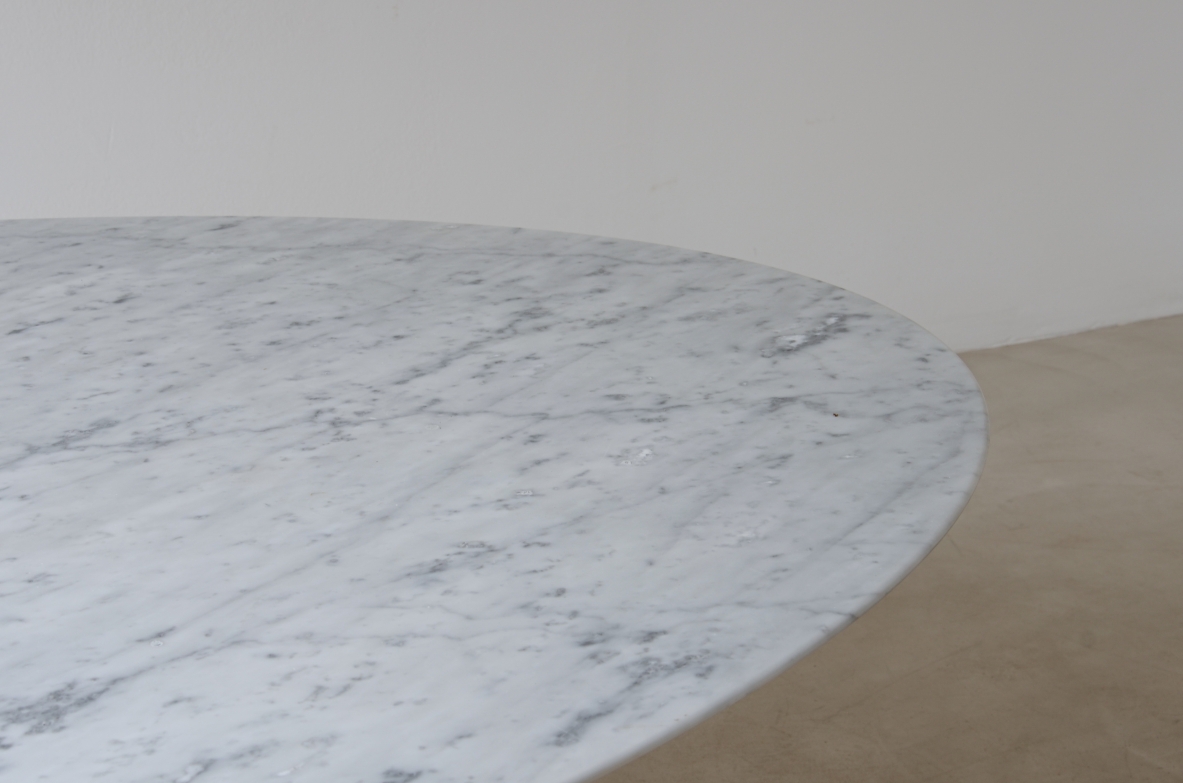 Saarinen Tulip Knoll Oval Table, original Saarinen design base in aluminum