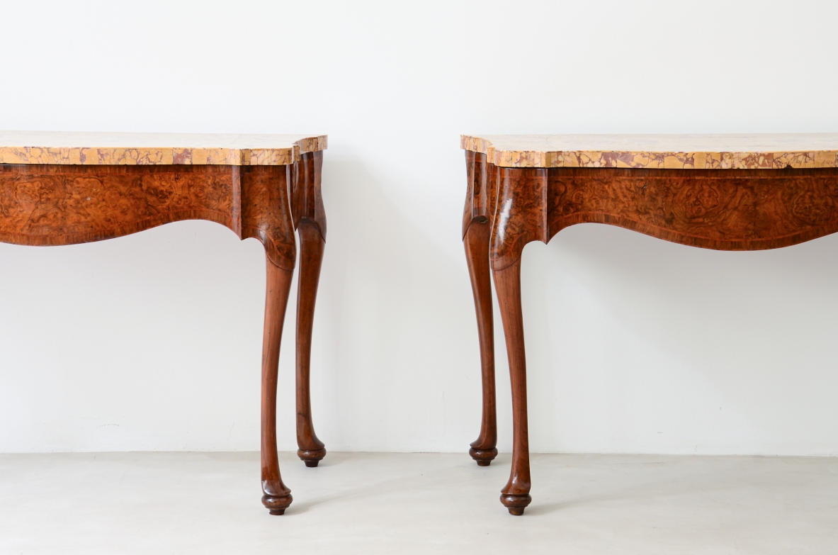 Coppia di console in radica di noce,  piano lastronato in marmo giallo antico di provenienza romana. 1700