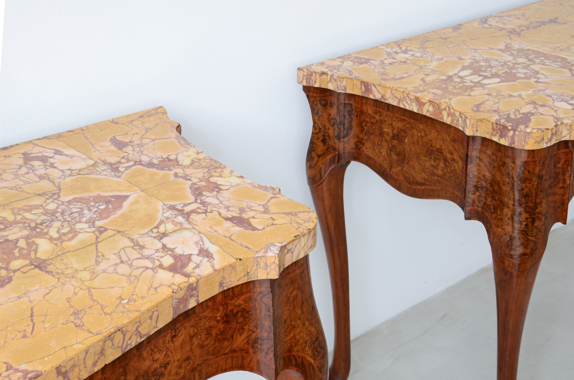 Coppia di console in radica di noce,  piano lastronato in marmo giallo antico di provenienza romana. 1700