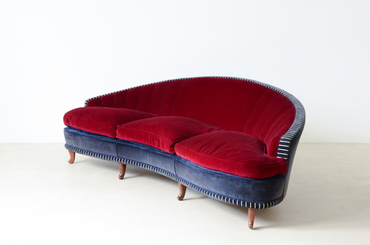 Salotto composto da elegante divano curvo e due poltrone 1940ca. 