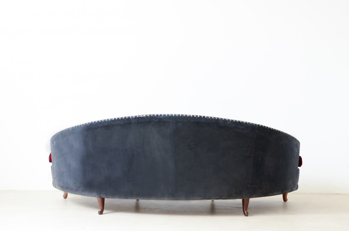 Salotto composto da elegante divano curvo e due poltrone 1940ca. 