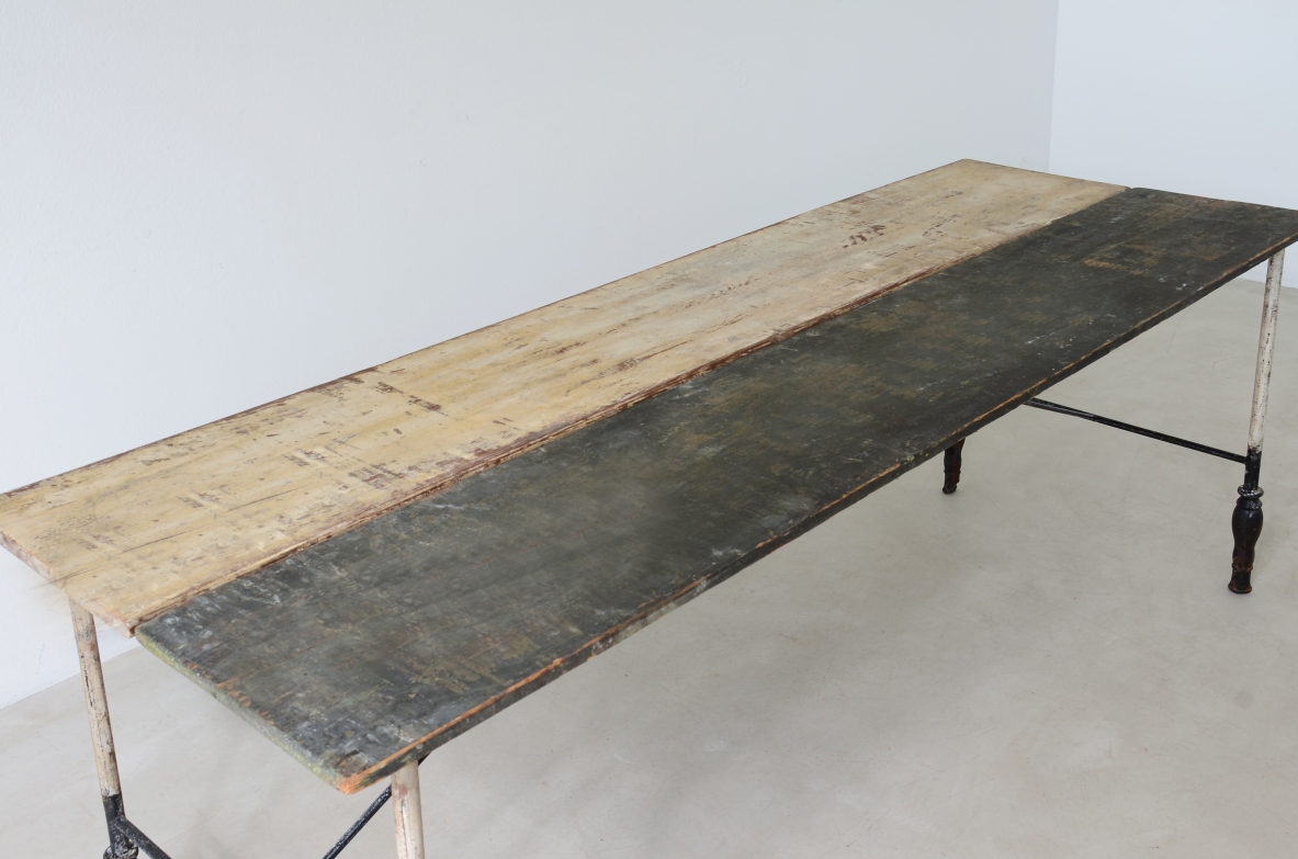 Tavolo con base in ferro con piedi torniti e piano in legno dipinto.  Manifattura, Francia 1920/30 ca.