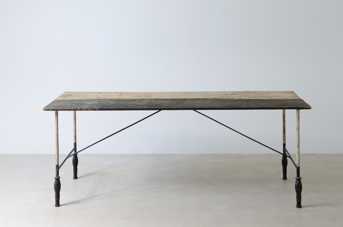 Tavolo con base in ferro con piedi torniti e piano in legno dipinto.  Manifattura, Francia 1920/30 ca.